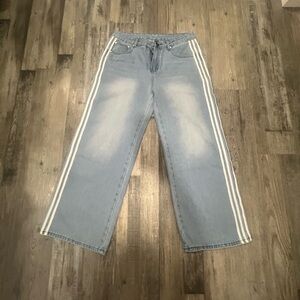 Good quality like brand new has five stripes on the side
